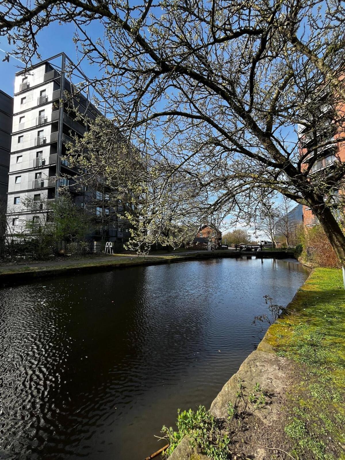 Serene 2-Bed Flat With Canal Views - Coop Live & Ethiad Manchester Ngoại thất bức ảnh