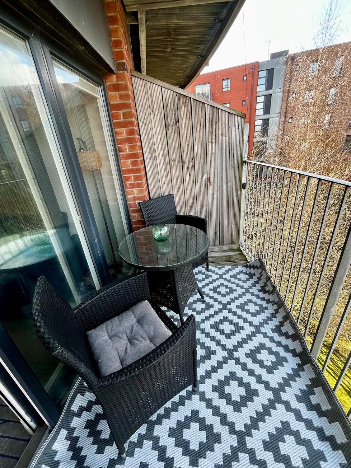Serene 2-Bed Flat With Canal Views - Coop Live & Ethiad Manchester Ngoại thất bức ảnh