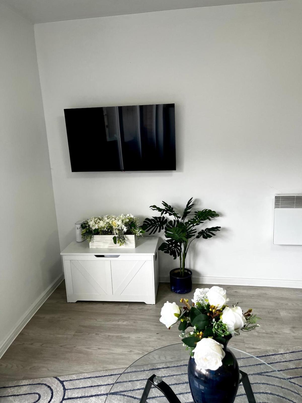 Serene 2-Bed Flat With Canal Views - Coop Live & Ethiad Manchester Ngoại thất bức ảnh